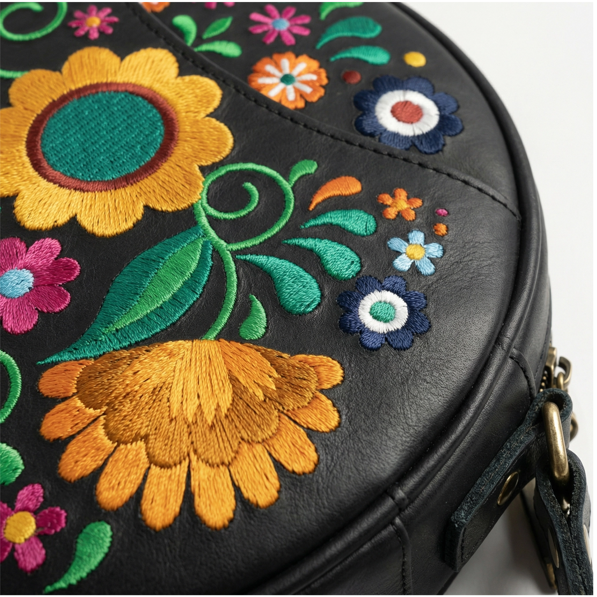 Bordado Circle Bag